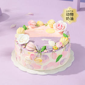 【花漾女神】奶油花在旷野绽放，每一朵都是为她定制的春日礼物。揭开盒盖，仿佛打开春日花园，世界因这份甜蜜而明亮。繁花永绽，与光同春。（武汉幸福西饼）