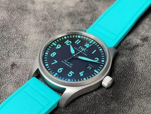 NOOB official➕IWC万国 IW328210 
别名：IWC-梅赛德斯- AMG马石油F1车队特别款
表壳：五级钛材料『正品一致』
尺寸：40* 10.68 mm
表镜：天然蓝宝石水晶玻璃 商品图3