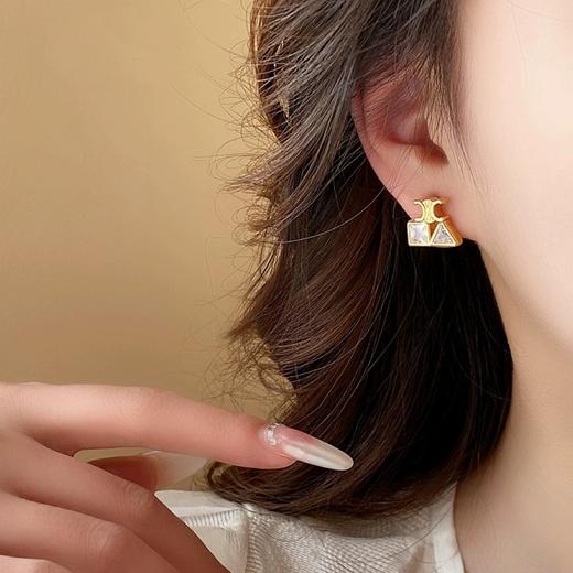 赛家 新款金色凯旋门徽标水钻耳钉 商品图0
