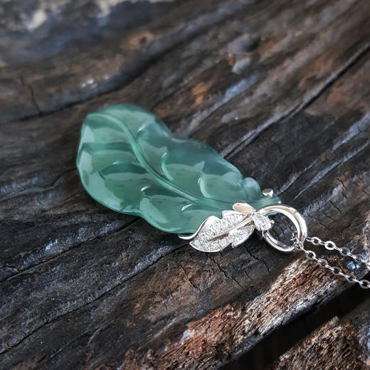 【天然正品】A货翡翠AU750白金镶钻镶天然冰种叶子（金枝玉叶）翡翠吊坠项链39.5*17.7*5.6MM（皆取最大值）女士现售价：1180特价！220225AH32 商品图4