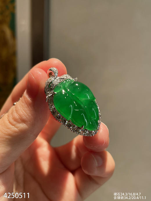 老坑艳绿叶子吊坠【4250511】具体价格微信咨询 商品图1