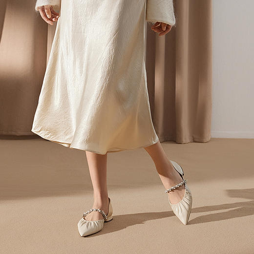 【静音系列】千百度褶皱中空时装凉鞋女珍珠绝美凉鞋A25279338 商品图2