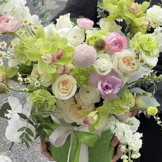 《春枝》大花蕙兰白荔枝抱抱桶 商品图1