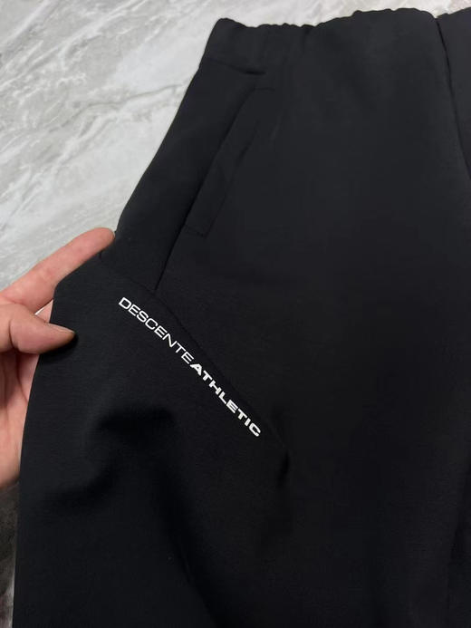 正品迪桑特男子运动健身空气层休闲针织长裤，面料舒适平滑柔软，版型立体挺括有型，正面质感横条纹肌理，适合多场景穿着
尺码：M L XL XXL 商品图2