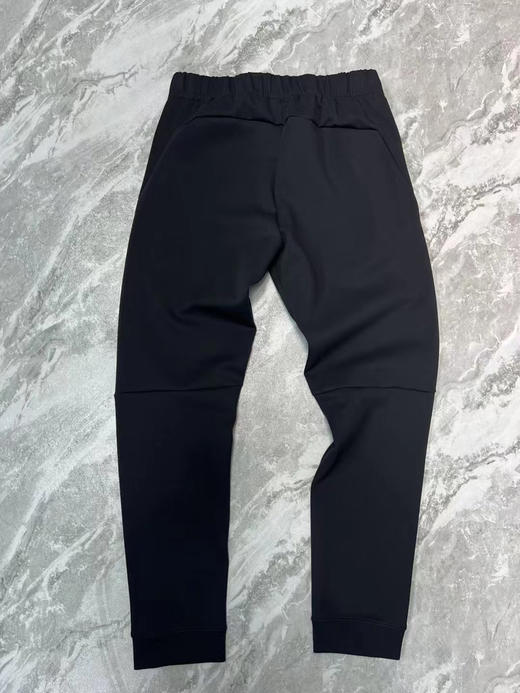 正品迪桑特男子运动健身空气层休闲针织长裤，面料舒适平滑柔软，版型立体挺括有型，正面质感横条纹肌理，适合多场景穿着
尺码：M L XL XXL 商品图6