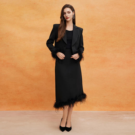 QE105斯尔丽2025春季新款箱型西装外套挺括外形可脱卸鸵鸟毛装饰外套 商品图3