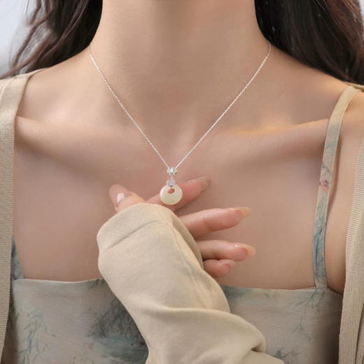 【3.8女神节专属】S925银天然和田玉项链 女新款颈链平安扣吊坠 锁骨链送礼物礼盒装 商品图3
