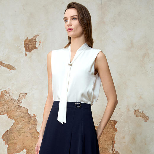 EITIE爱特爱飘带气质通勤直筒显瘦白色无袖衬衫上衣夏季新款8213927 商品图3