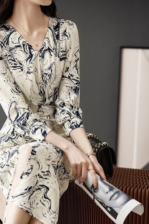 SENTUBILA尚都比拉 时尚扭结收腰抽象印花连衣裙 15748 商品图2