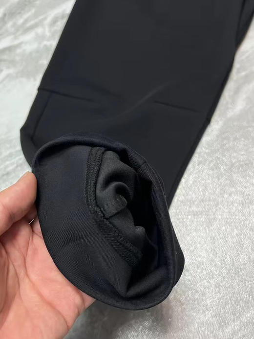 正品迪桑特男子运动健身空气层休闲针织长裤，面料舒适平滑柔软，版型立体挺括有型，正面质感横条纹肌理，适合多场景穿着
尺码：M L XL XXL 商品图1