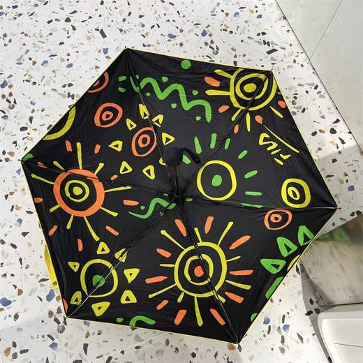 正品飞乐潮流胶囊雨伞可扫码6骨满版印花黑胶防晒晴雨两用胶囊五折伞
【材质】：铝合金+ 树脂+玻纤+黑胶涂层 商品图4