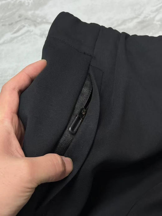 正品迪桑特男子运动健身空气层休闲针织长裤，面料舒适平滑柔软，版型立体挺括有型，正面质感横条纹肌理，适合多场景穿着
尺码：M L XL XXL 商品图4