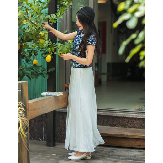 【林栖设计小店】（现货）非遗 | 蓝印花布典雅精致蝴蝶手工盘扣显瘦新中式旗袍领上衣1903292-1962005 商品图3