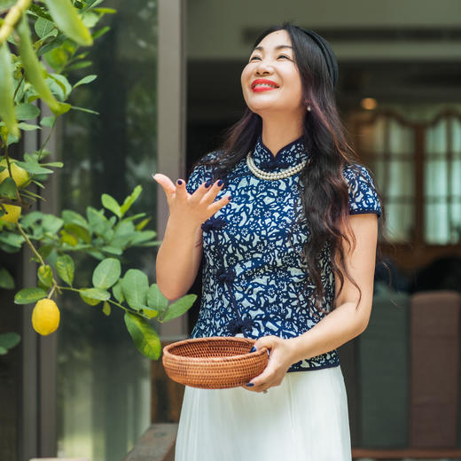 【林栖设计小店】（现货）非遗 | 蓝印花布典雅精致蝴蝶手工盘扣显瘦新中式旗袍领上衣1903292-1962005 商品图0