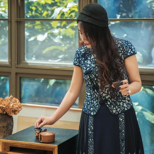 【林栖设计小店】（现货）非遗 | 蓝印花布典雅精致蝴蝶手工盘扣显瘦新中式旗袍领上衣1903292-1962005 商品图10