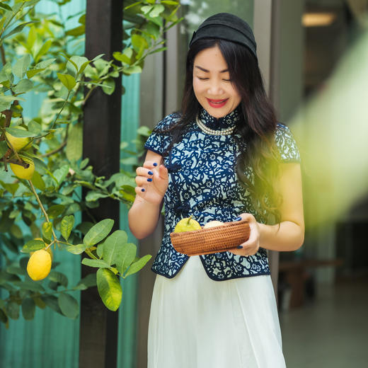 【林栖设计小店】（现货）非遗 | 蓝印花布典雅精致蝴蝶手工盘扣显瘦新中式旗袍领上衣1903292-1962005 商品图1