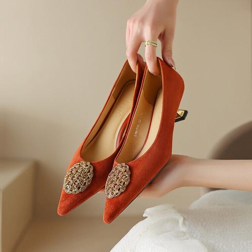 【预售5天】优雅水钻圆扣尖头羊反绒韩版时装中跟单鞋女XM&A2325-03 商品图4