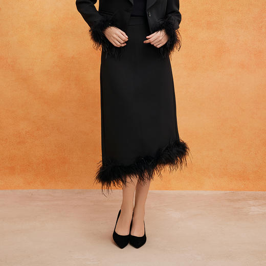 QE502斯尔丽25春季新款修身半裙可脱卸鸵鸟毛摇曳多姿不对称下摆半裙 商品图0