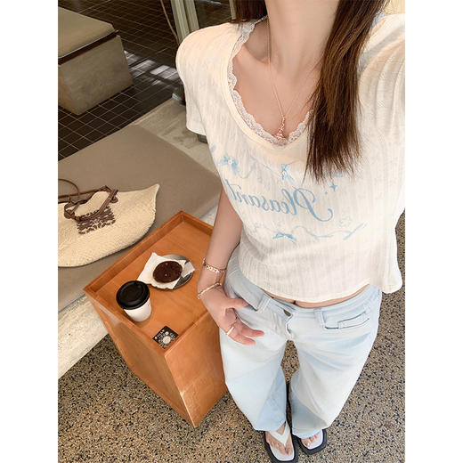 <曾小咸推荐>字母印花圆领蕾丝边短袖T恤 商品图1