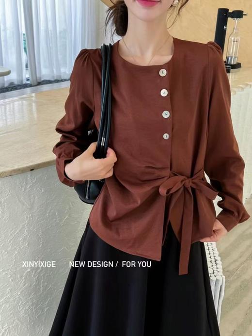 超美~爆款推荐【春上新】新依西阁-1083韩系设计感侧开叉小衫-喜出 商品图0