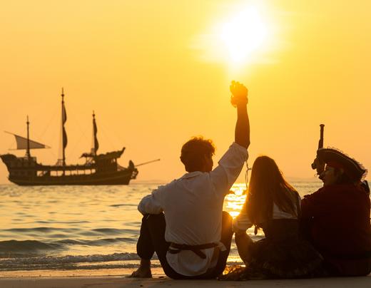 芭堤雅|黑珍珠号|格兰岛半日游【复古海盗船|懒人落日巡游|DJ日落派对狂欢|玻璃船|水上滑梯|往返接送】 商品图1