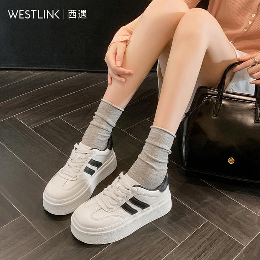 西遇厚底小白鞋女新款低帮舒适圆头软底德训鞋松糕板鞋V0356339 商品图2