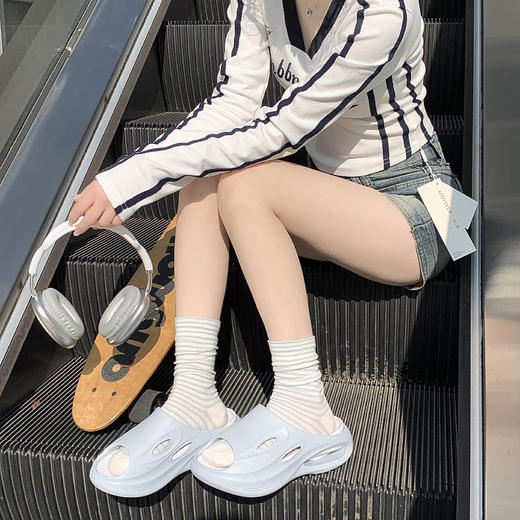 春夏新品【舒适休闲防滑鞋】厚底气垫般脚感 情侣款男女纯色室内外穿厚底凉拖鞋  商品图0