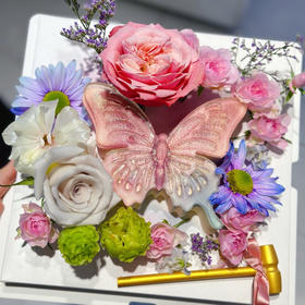 蝴蝶慕斯（提前2天预订）提拉米苏慕斯草莓树莓夹心，鲜花随机搭配