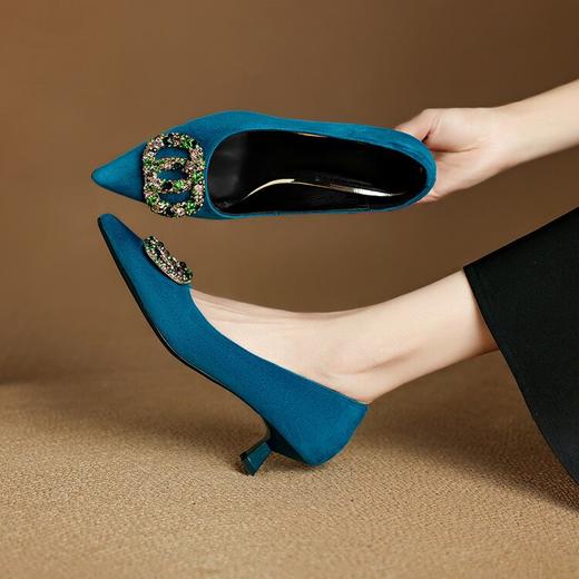 【预售5天】气质羊反皮七彩钻扣春秋季尖头猫跟法式单鞋DB&M6199 商品图0