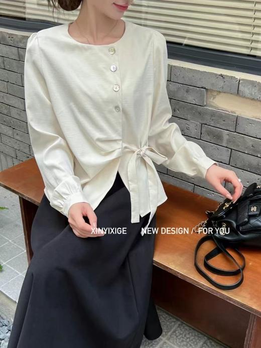 超美~爆款推荐【春上新】新依西阁-1083韩系设计感侧开叉小衫-喜出 商品图1