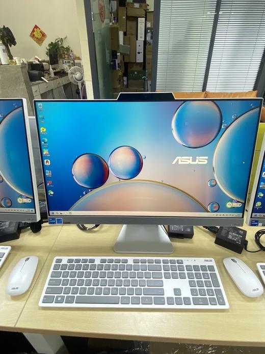 编号HS1215-华硕一体机官方样机处理，完美准新机成色，新款i3-六核处理器-1215U/16G内存/512G固态/23.8寸显示屏/华硕原装无线键盘鼠标，特价仅需2599元/台！ 商品图0