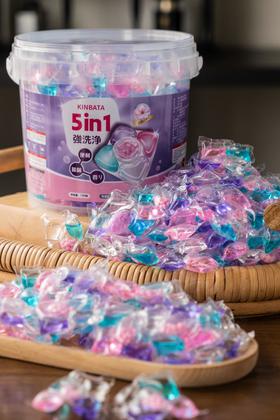 【日本kinbata5D香氛洗衣凝珠】  ✅一颗=洗衣液+柔顺剂+留香珠+除菌液+固色剂  ✅99.9%除菌抑菌率  ✅10倍清洁力，一颗能洗6-7件脏衣服  ✅0荧光剂、增白剂