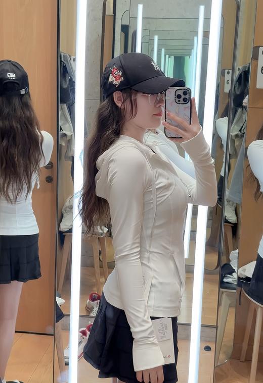 点此购买 lulu露露柠檬Define女士运动连帽夹克瑜伽服上衣防晒外套 mmm 310272 商品图3