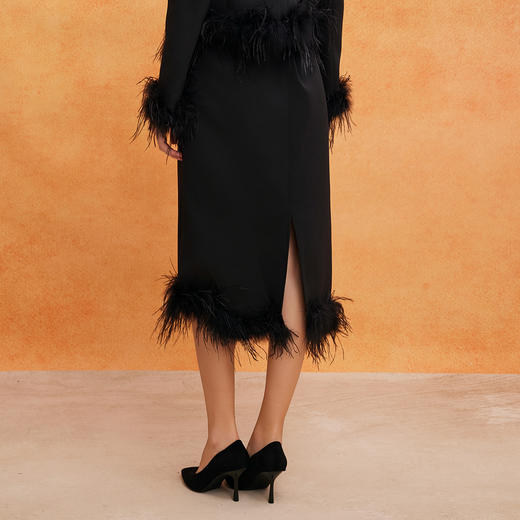 QE502斯尔丽25春季新款修身半裙可脱卸鸵鸟毛摇曳多姿不对称下摆半裙 商品图1