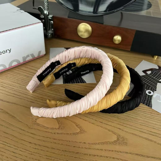 原单正品Theory醋酸真丝混纺发箍女款皱褶头箍高颅顶发卡百搭，成份：10%真丝  90%醋酸纤维
三个色，原价69欧
拆盒无质量问题不退换 商品图1