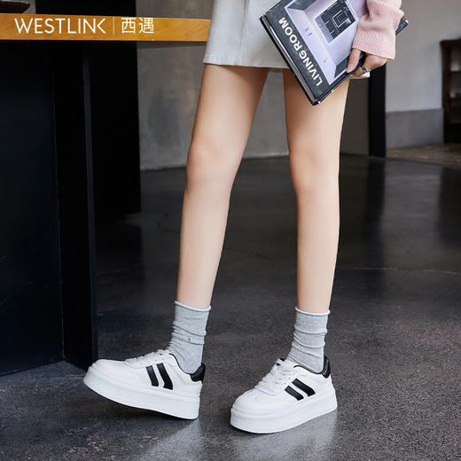 西遇厚底小白鞋女新款低帮舒适圆头软底德训鞋松糕板鞋V0356339 商品图3