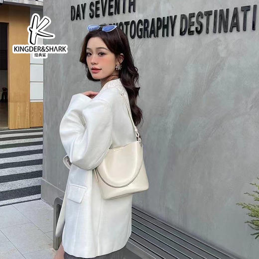 经典鲨2025年新款百搭纯色简约单肩斜挎水桶包女士KGB05-5186571 商品图3