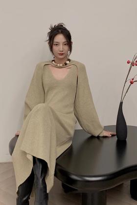 L.Fleuri 浅卡其色针织背心连衣裙套装 17743