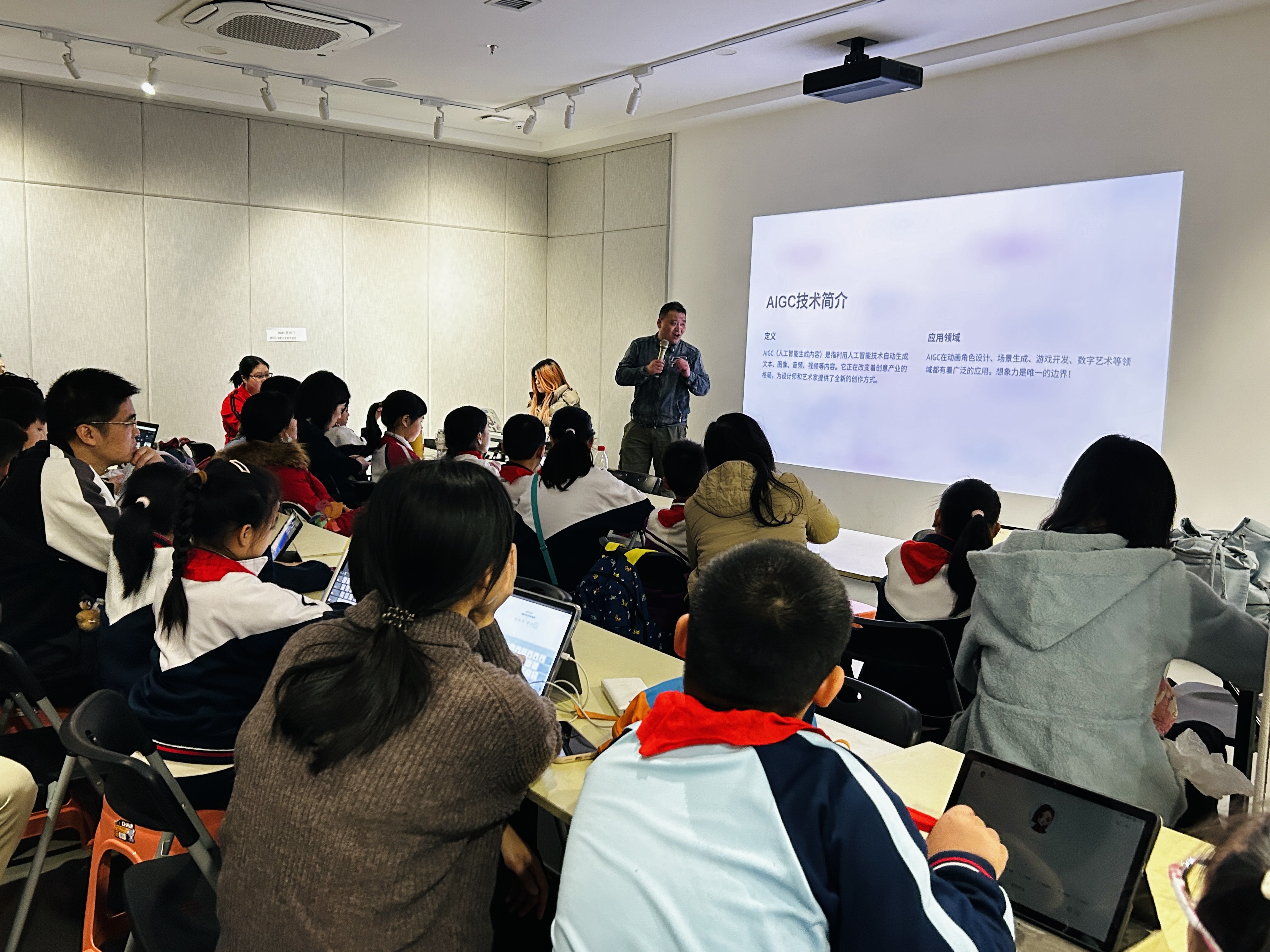 【家有小哪吒？】当百变校巴遇上 AI ，会擦出怎样的火花？等你来见证！