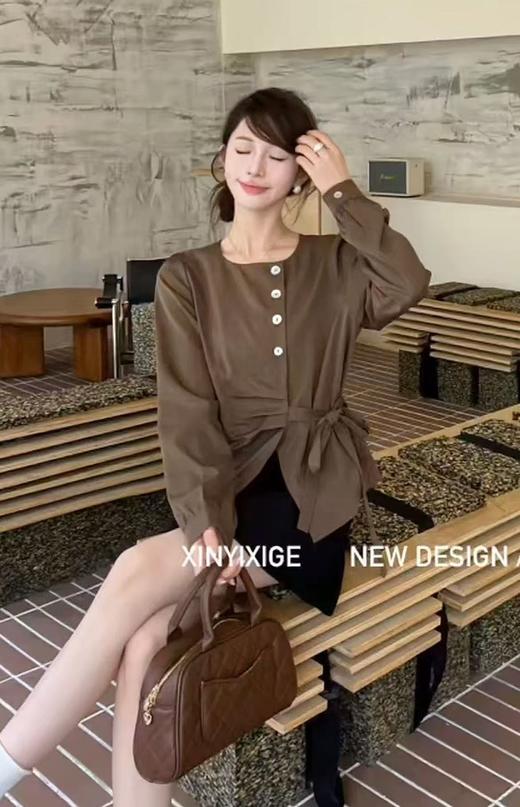 超美~爆款推荐【春上新】新依西阁-1083韩系设计感侧开叉小衫-喜出 商品图2