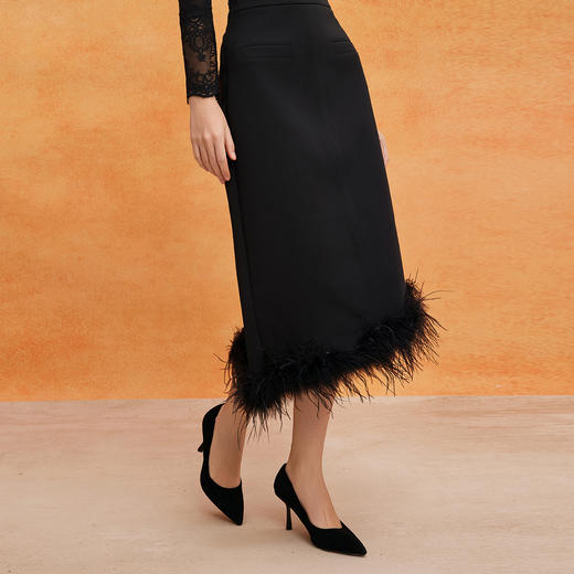 QE502斯尔丽25春季新款修身半裙可脱卸鸵鸟毛摇曳多姿不对称下摆半裙 商品图2