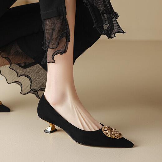 【预售5天】优雅水钻圆扣尖头羊反绒韩版时装中跟单鞋女XM&A2325-03 商品图2