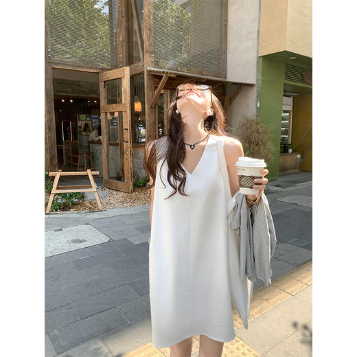<曾小咸推荐>韩系氛围感白色V领无袖连衣裙 商品图0