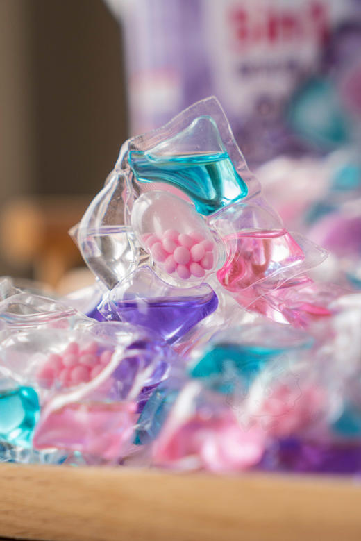 【日本kinbata5D香氛洗衣凝珠】  ✅一颗=洗衣液+柔顺剂+留香珠+除菌液+固色剂  ✅99.9%除菌抑菌率  ✅10倍清洁力，一颗能洗6-7件脏衣服  ✅0荧光剂、增白剂 商品图1