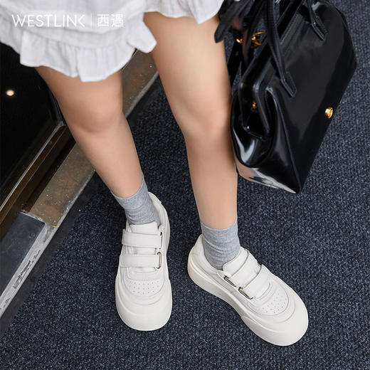 西遇厚底小白鞋女新款魔术贴百搭大头面包鞋白色增高板鞋V0356365 商品图2