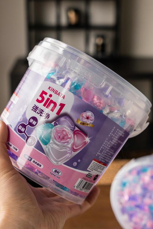 【日本kinbata5D香氛洗衣凝珠】  ✅一颗=洗衣液+柔顺剂+留香珠+除菌液+固色剂  ✅99.9%除菌抑菌率  ✅10倍清洁力，一颗能洗6-7件脏衣服  ✅0荧光剂、增白剂 商品图3