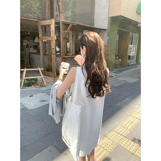 <曾小咸推荐>韩系氛围感白色V领无袖连衣裙 商品图4
