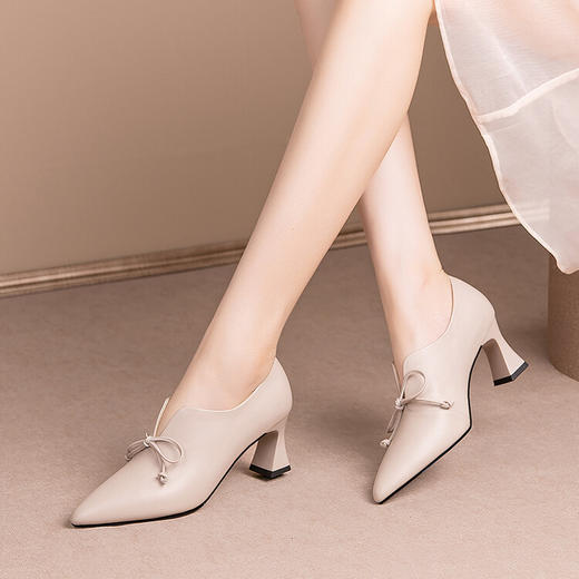 【预售5天】尖头单鞋低帮粗跟真皮，蝴蝶结百搭浅口高跟女鞋QS&2106-3 商品图0