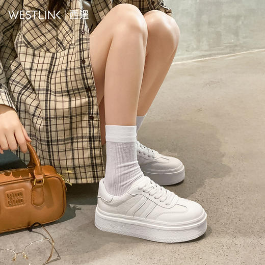 西遇厚底小白鞋女新款低帮舒适圆头软底德训鞋松糕板鞋V0356339 商品图1