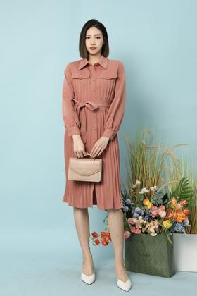 Le Malene 简约翻领口袋收腰百褶连衣裙 15792